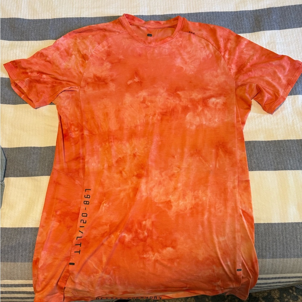 Men’s size Large lululemon license to train shirt